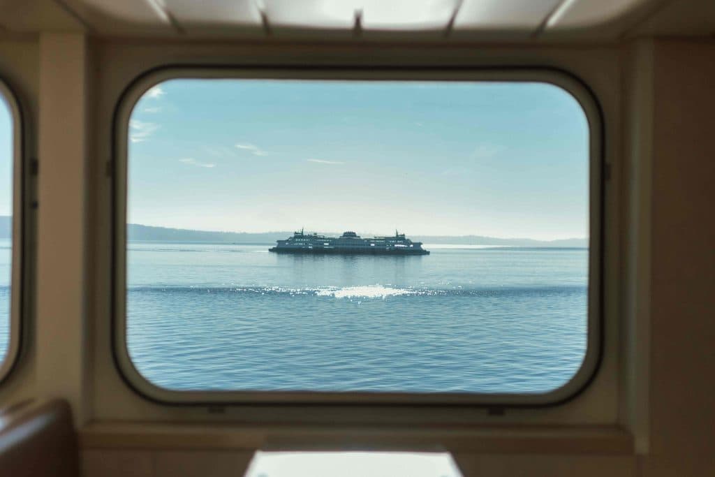 Pogled s prozora trajekta na trajekt u moru.