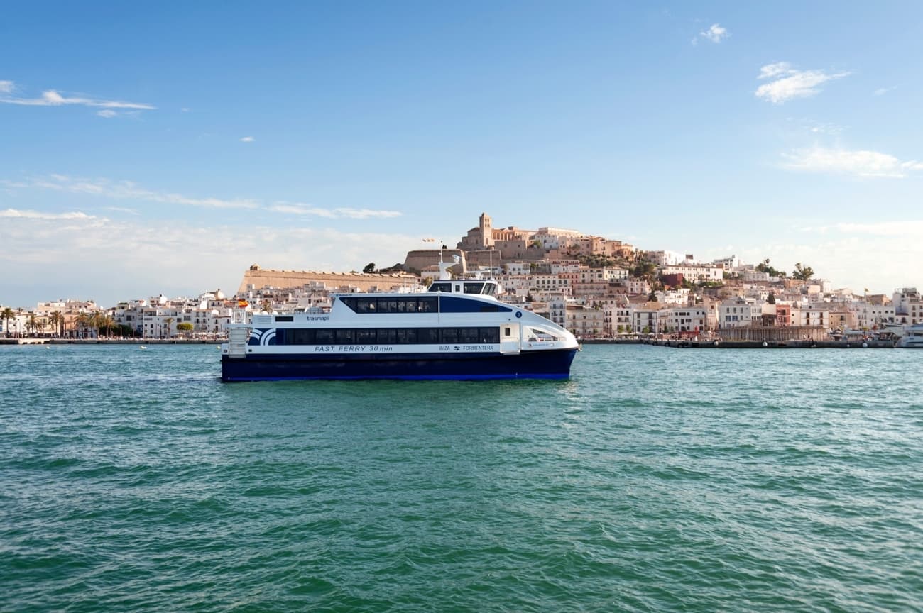 Un navire de Trasmapi sur les eaux calmes de Formentera.