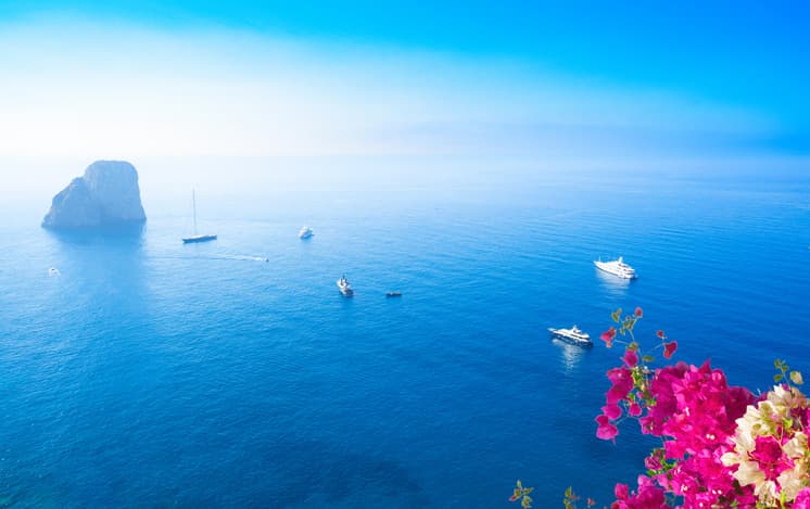 Vista mozzafiato sulle acque cristalline di Capri