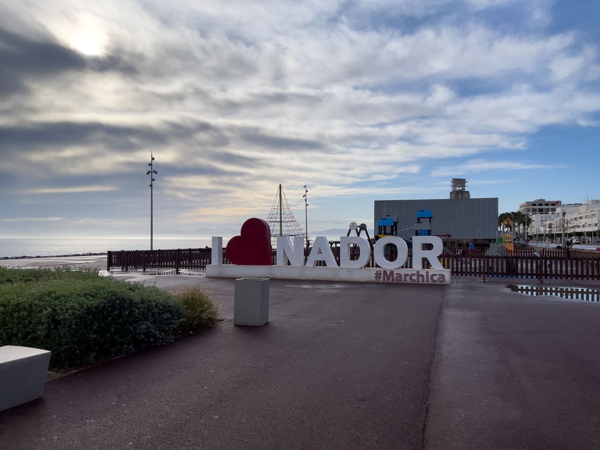 Un signe Nador pour prendre des photos sous un soleil couchant