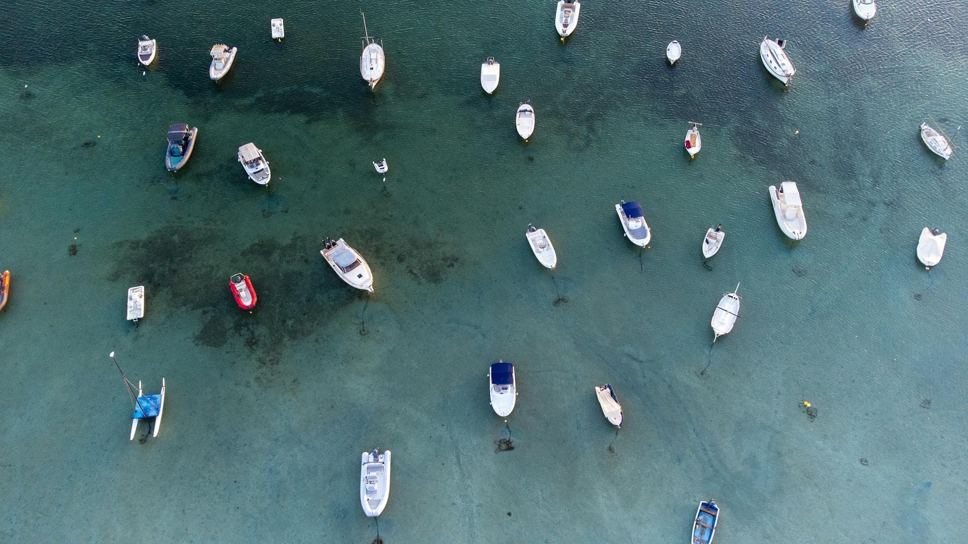 Kleine Boote, die auf klarem Wasser schwimmen, auf Formentera.