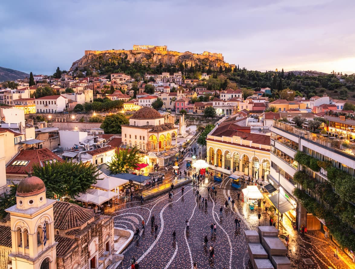 Abendlicher Blick auf den Monastiraki-Platz in Athen mit der Akropolis im Hintergrund.