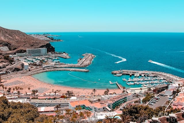 Vista panoramica su Puerto Rico de Gran Canaria, una delle località balneari più frequentate dai giovani sull’isola.