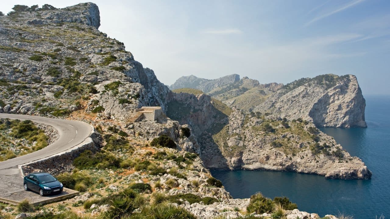 Aussichtspunkt mit Küstenstraße an den Klippen von Cap Formentor, Mallorca
