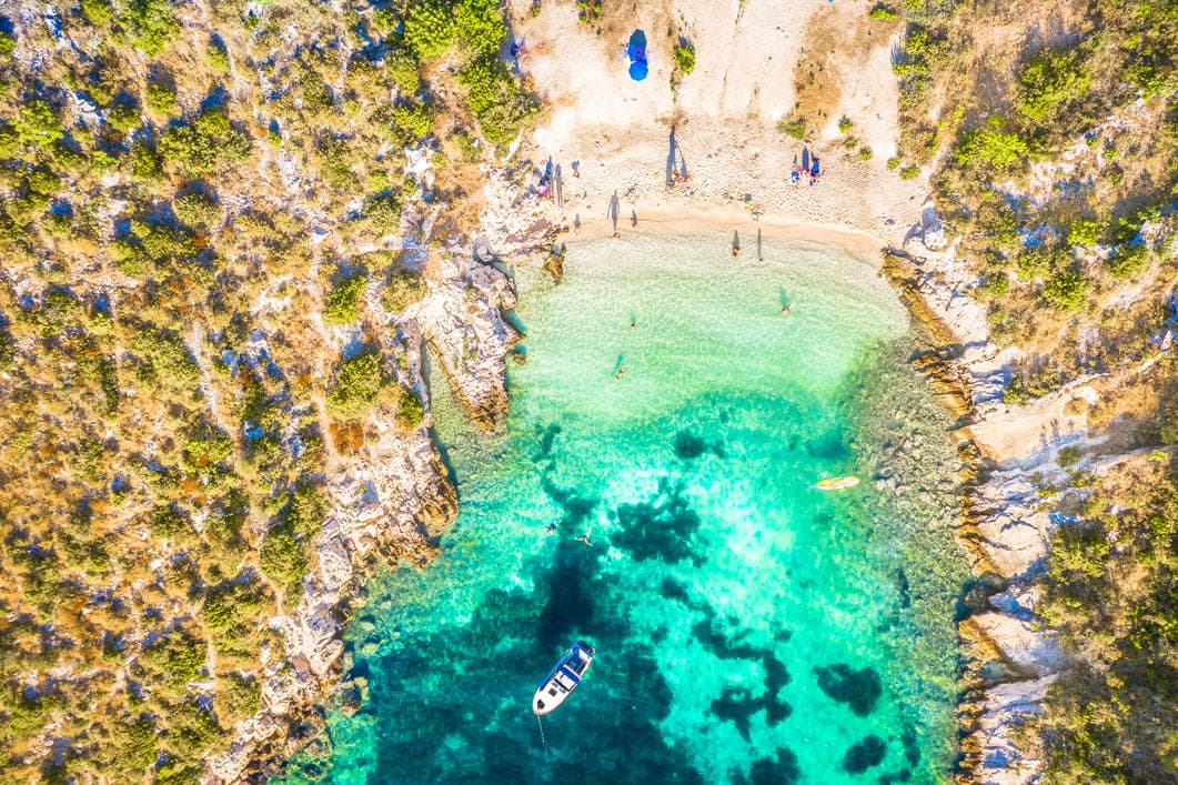 Plaža s tirkiznim morem fotografirana iz zraka
