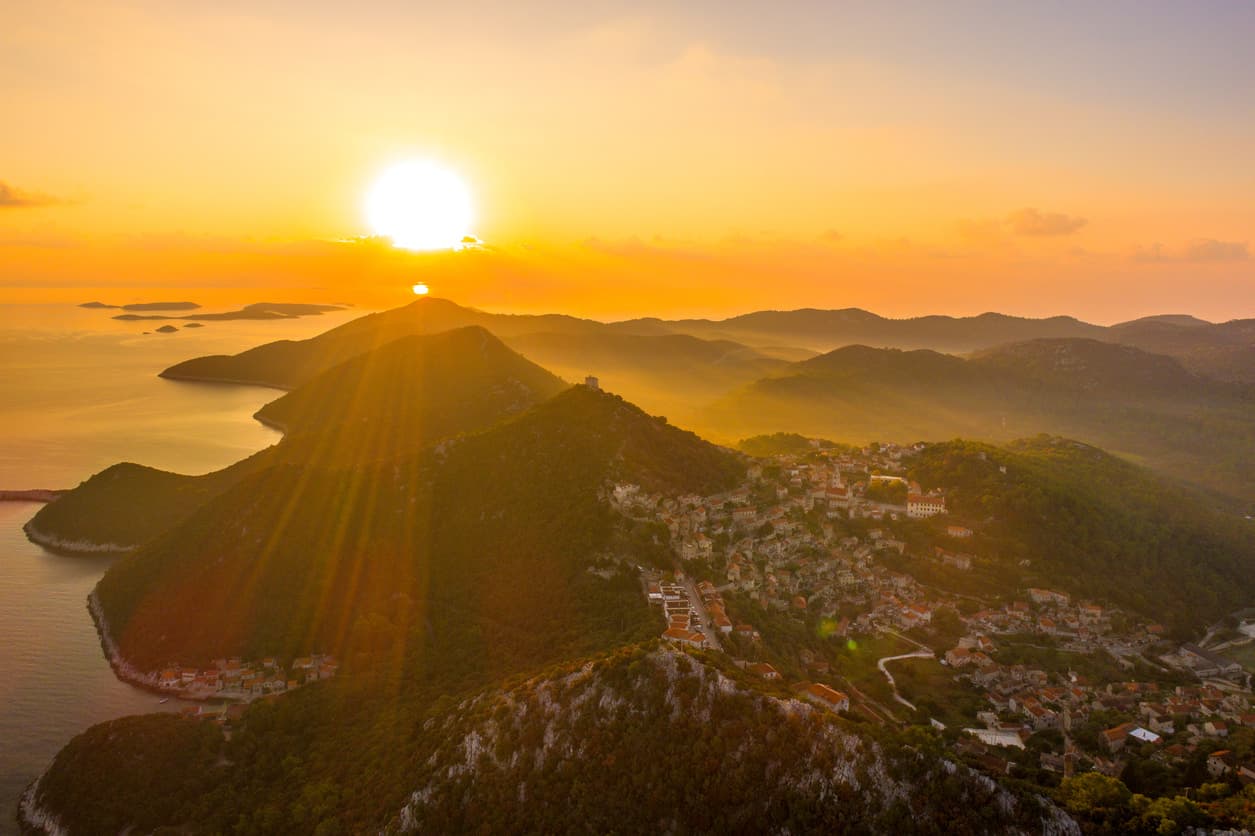 Zalazak sunca s pogledom na planine