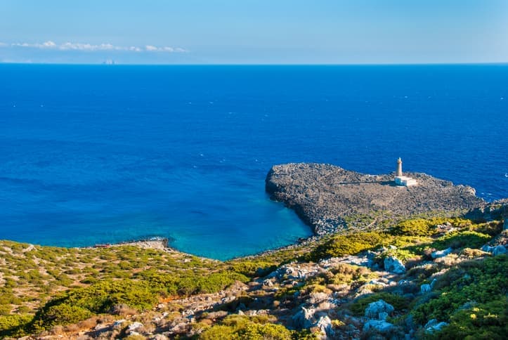 Faro di Capo Apolytaras a sud dell'isola di Antikythera, uno dei fari più antichi della Grecia.