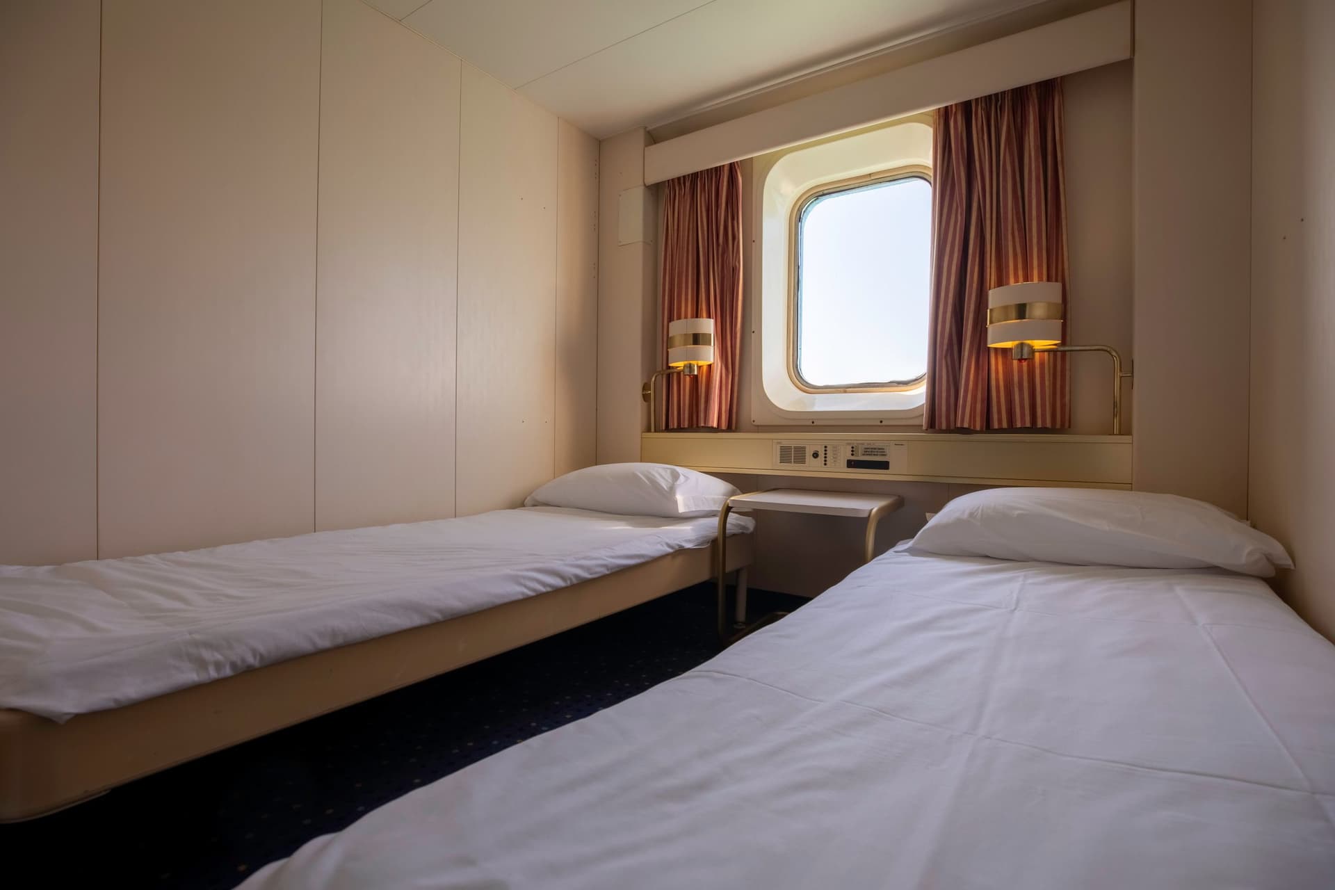 Cabina esterna doppia su un traghetto, dotata di due letti singoli