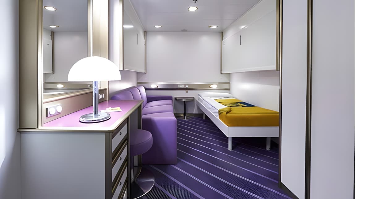 Cabina interna moderna su un traghetto Corsica Ferries