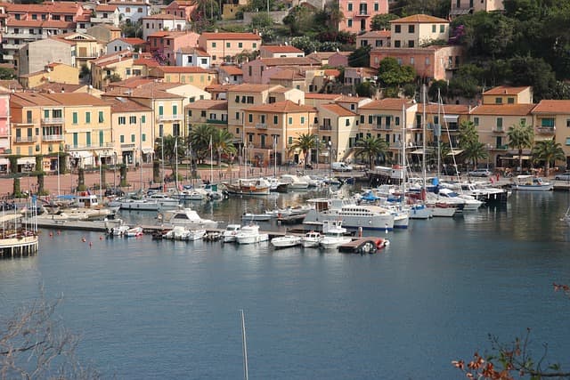 Porto di Porto Azzurro, uno dei borghi più affascinanti e colorati dell’Isola d’Elba
