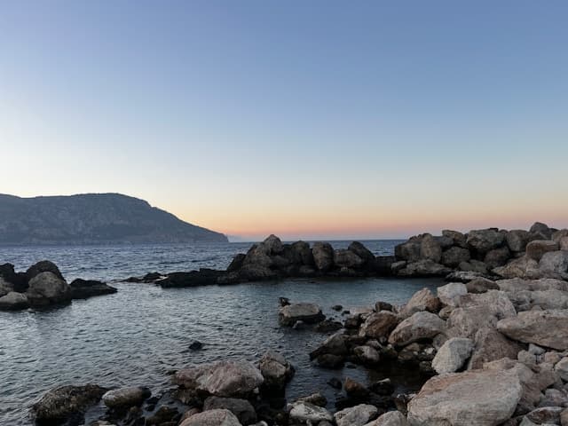 Baia rocciosa all’ora del tramonto a Karpathos