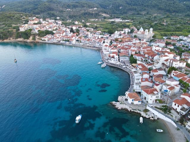 Veduta aerea del villaggio costiero di Kokkari, situato sulla costa settentrionale dell’isola di Samos