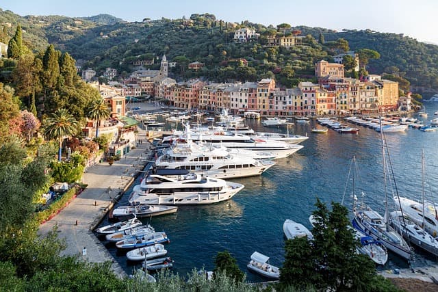 Pittoresco porto di Portofino, una celebre località della Riviera Ligure, in Italia