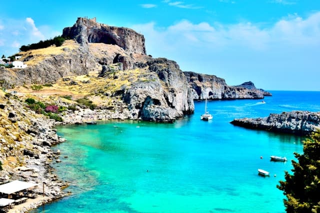Splendida baia di Lindos, sull’isola di Rodi