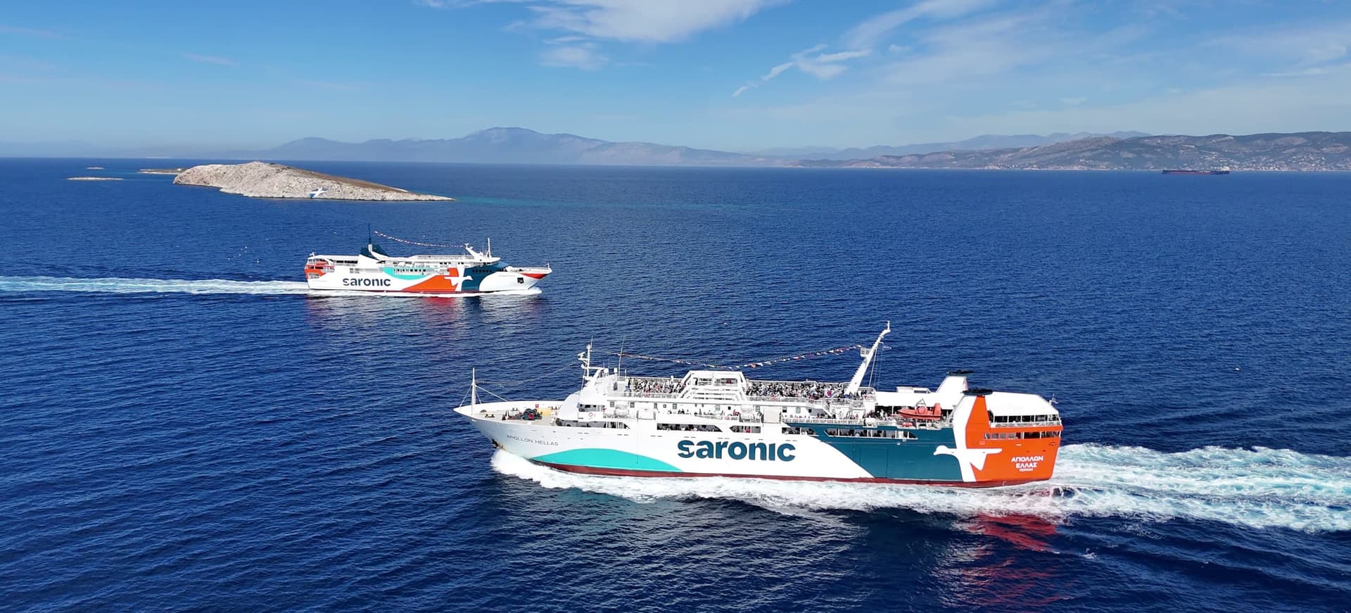 Deux navires de Saronic se croisant sur les flots.