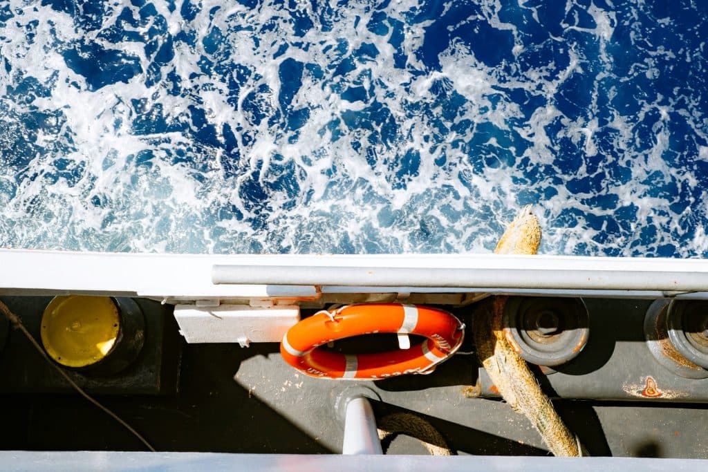 Θέα από το κατάστρωμα πλοίου καθώς διασχίζει τα γαλανά νερά του Αργοσαρωνικού.