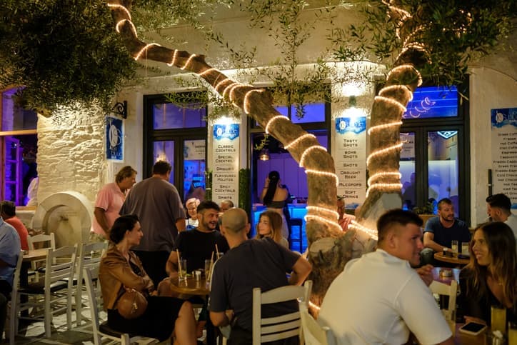 Vivace serata estiva nel cuore della Chora di Ios