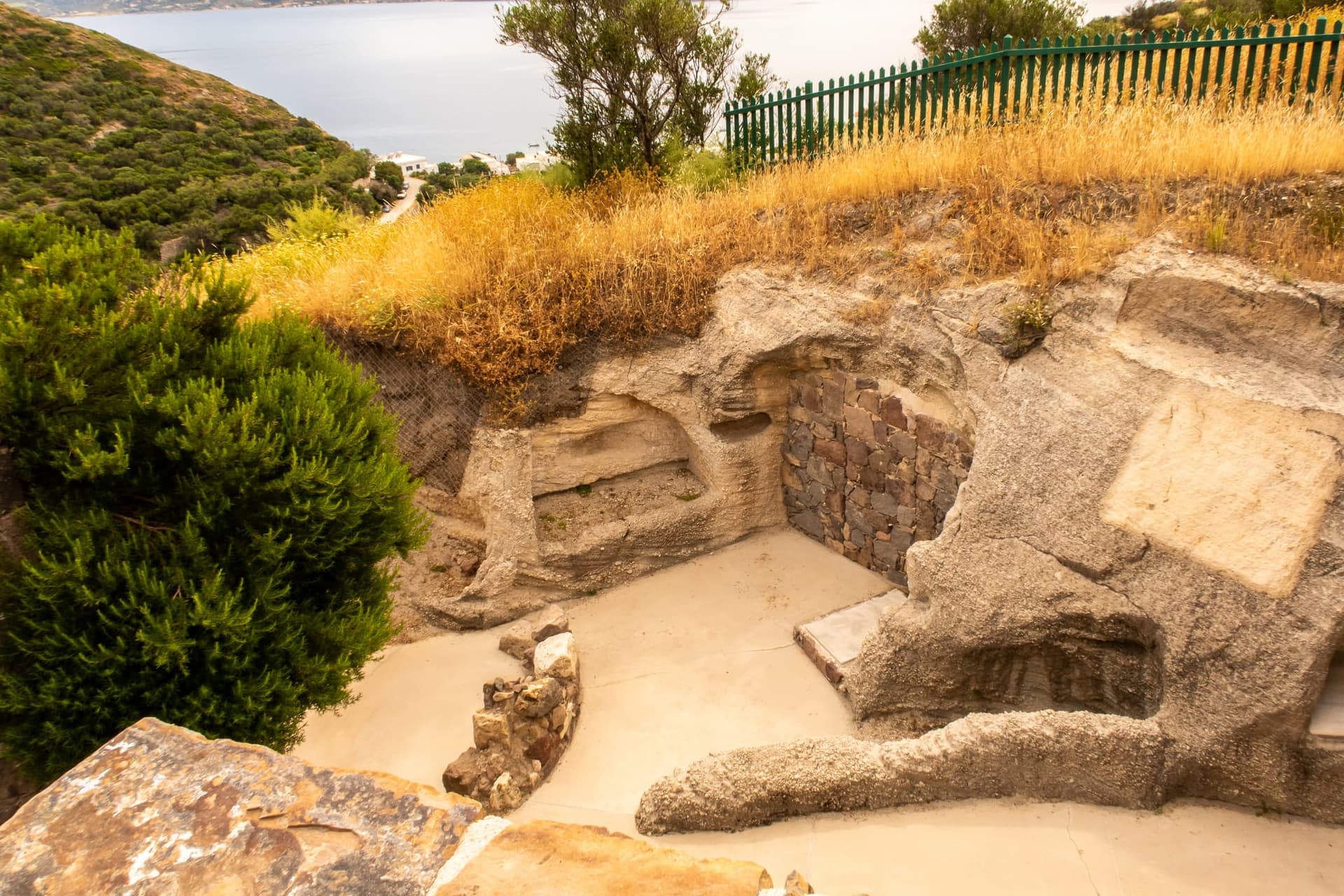 L'entrée des catacombes de Milos