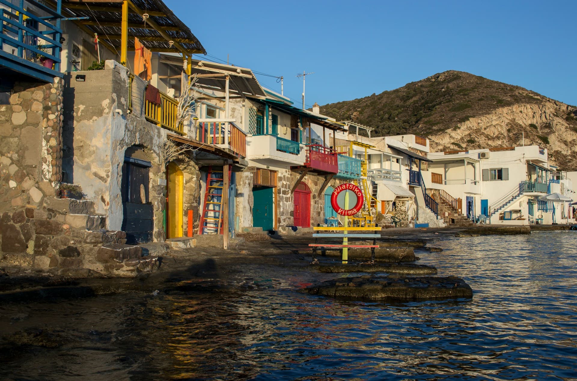 Le village de Klima, port de pêche avec des volets colorés.
