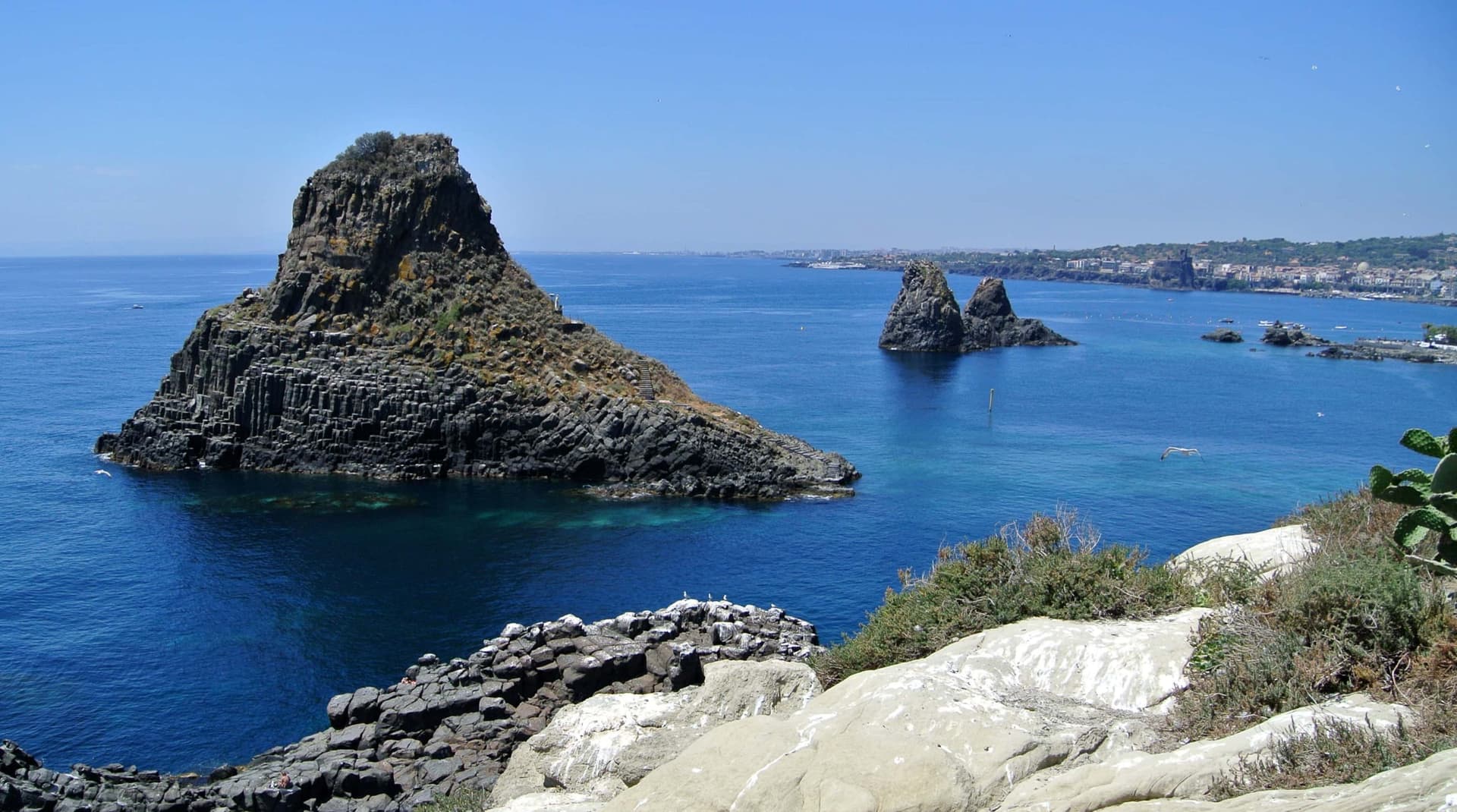 De gros rochers s'élançant vers les cieux sur les côtes de la Sicile.