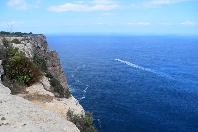Scogliera a picco sul mare di Formentera