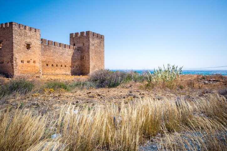 Το ενετικό κάστρο του Φραγκοκάστελλου στην Κρήτη, με θέα στο γαλάζιο του Λιβυκού πελάγους.