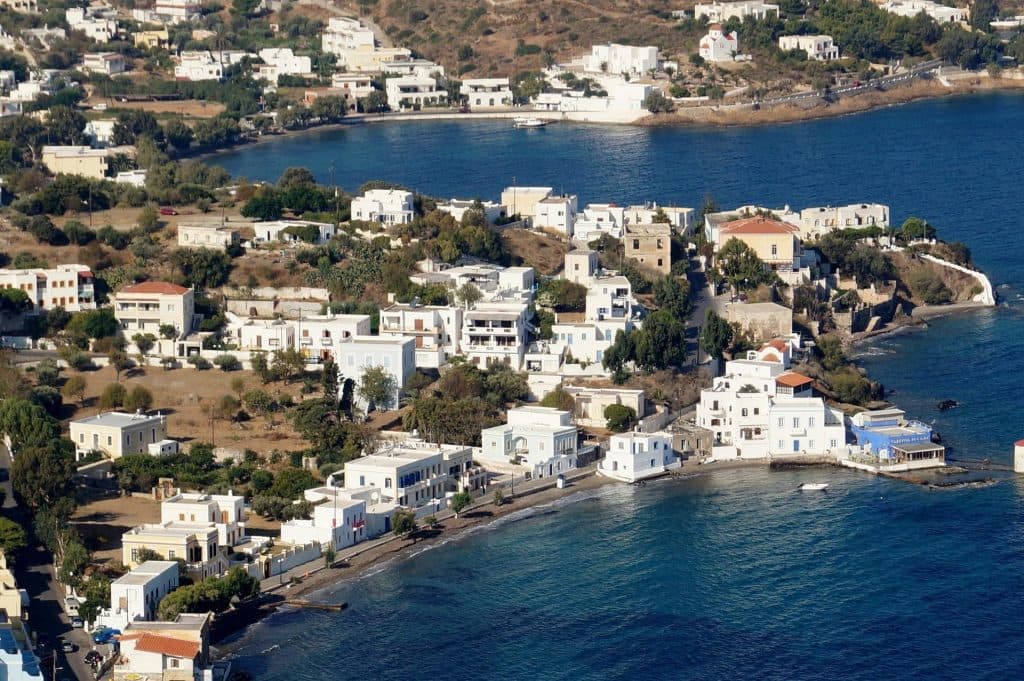 Γραφικό παραθαλάσσιο χωριό στη Λέρο, με λευκά σπίτια και γαλάζια νερά, χαρακτηριστικό νησιώτικο τοπίο των Δωδεκανήσων.