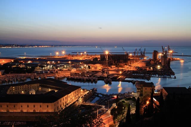 Porto di Ancona al tramonto, illuminato dalle luci che si riflettono sul mare Adriatico