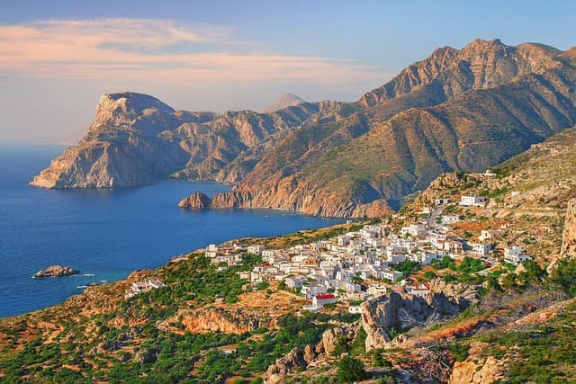 Girit yakınlarındaki adalardan biri olan Karpathos'ta, Ege Denizi üzerinde beyaz evleri ve kayalıklarıyla Olympos'un panoramik manzarası.