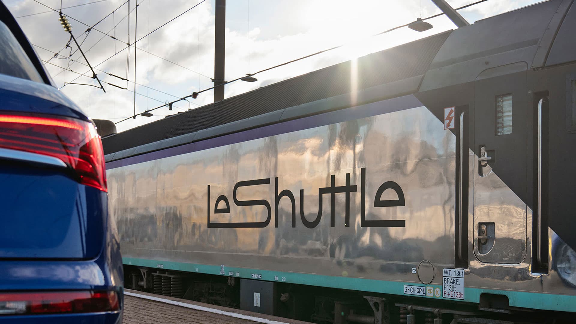 LeShuttle'ın treni Folkestone Terminali'nde güneşin altında parlıyor.