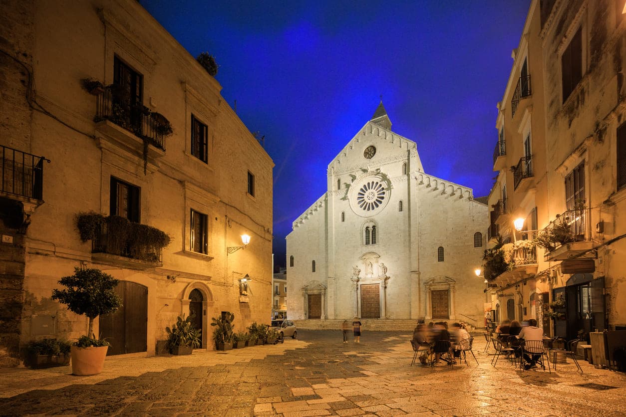 Chiesa di San Sabino a Bari, Italia, di notte con le luci accese.
