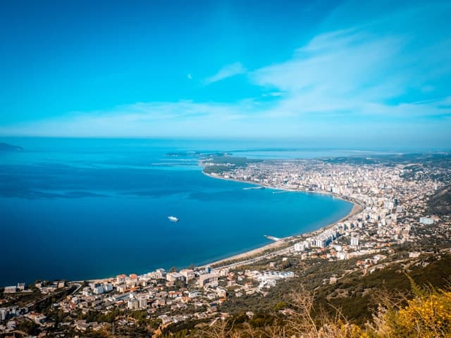 Veduta panoramica della città costiera di Valona in Albania