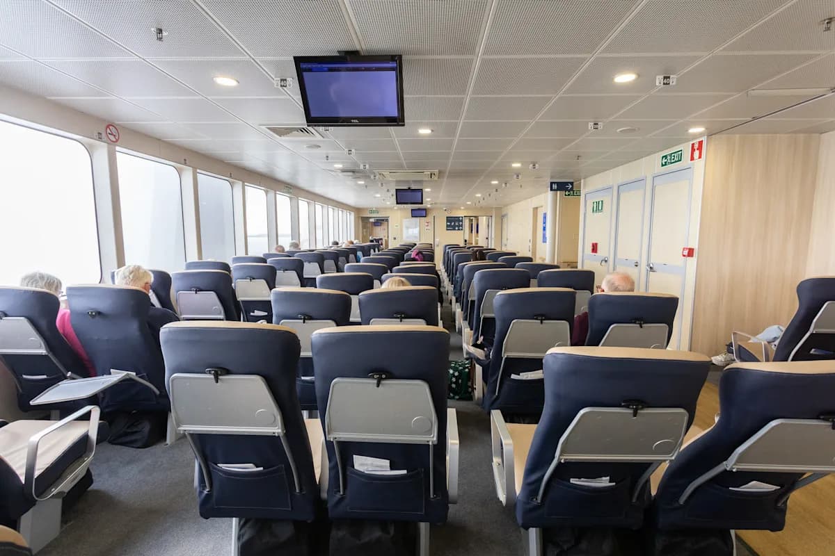 Sièges dans un long salon avec des téléviseurs