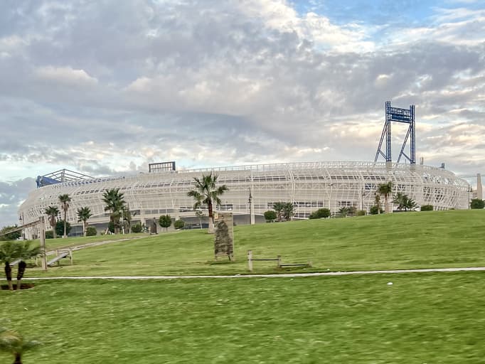 Le stade de foot à la structure blanche de Tanger, au maroc.