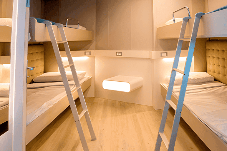 Moderna kabina sa dva kreveta na kat na trajektu Hypatia de Alejandria kompanije Balearia.