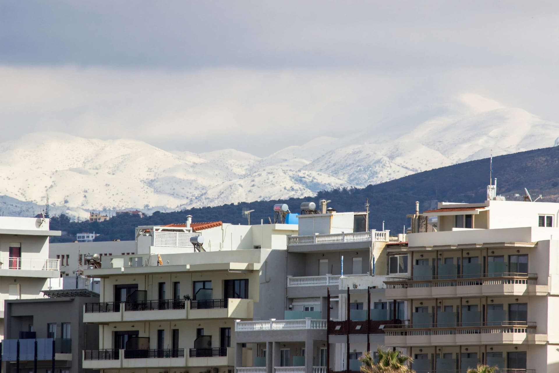 La montagne de Crète prise depuis la plage touristique de Rethymnon en hiver.