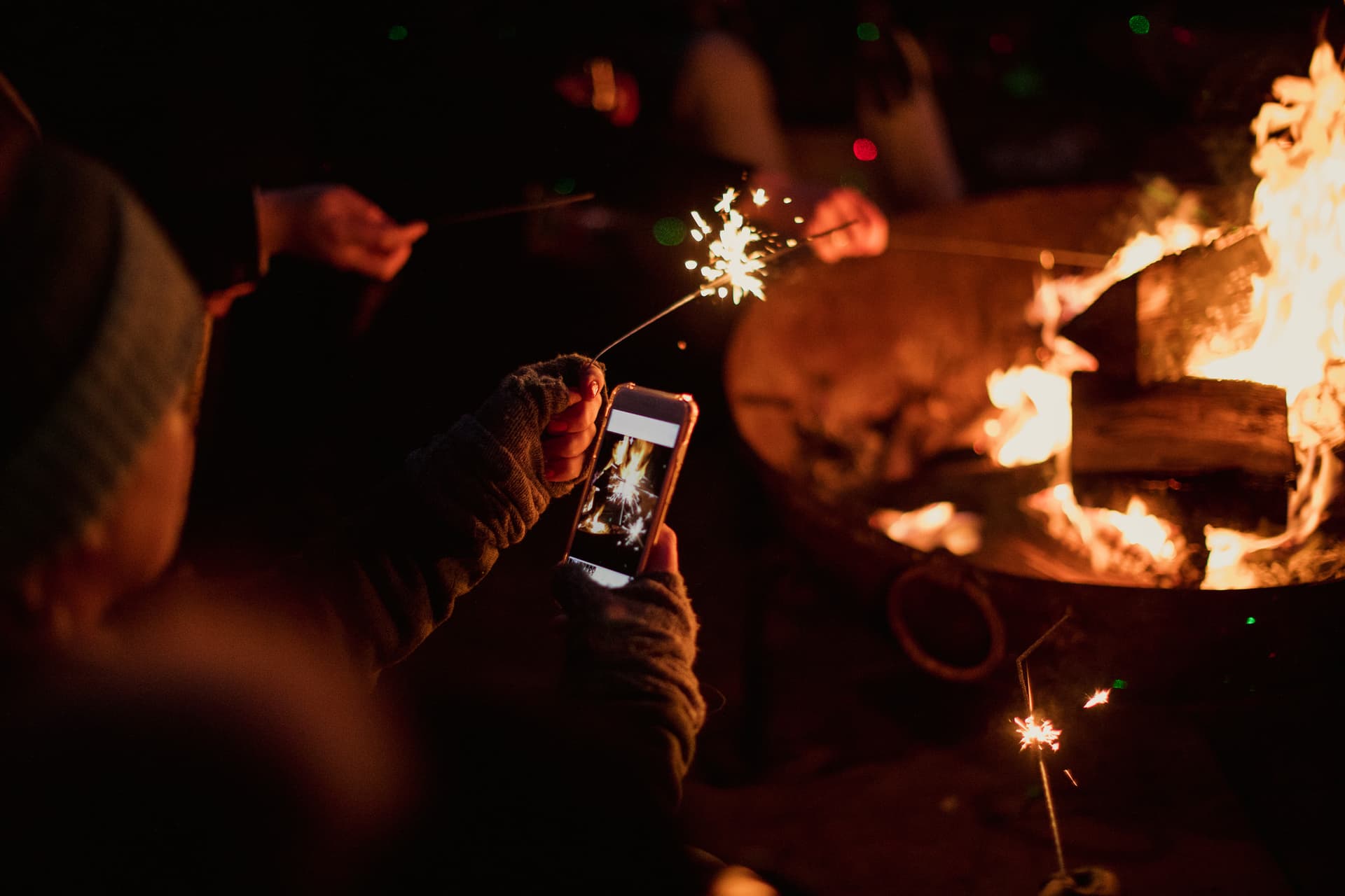 Un enfant en bonnet filmant un magnifique jeu de joie pour Noël.