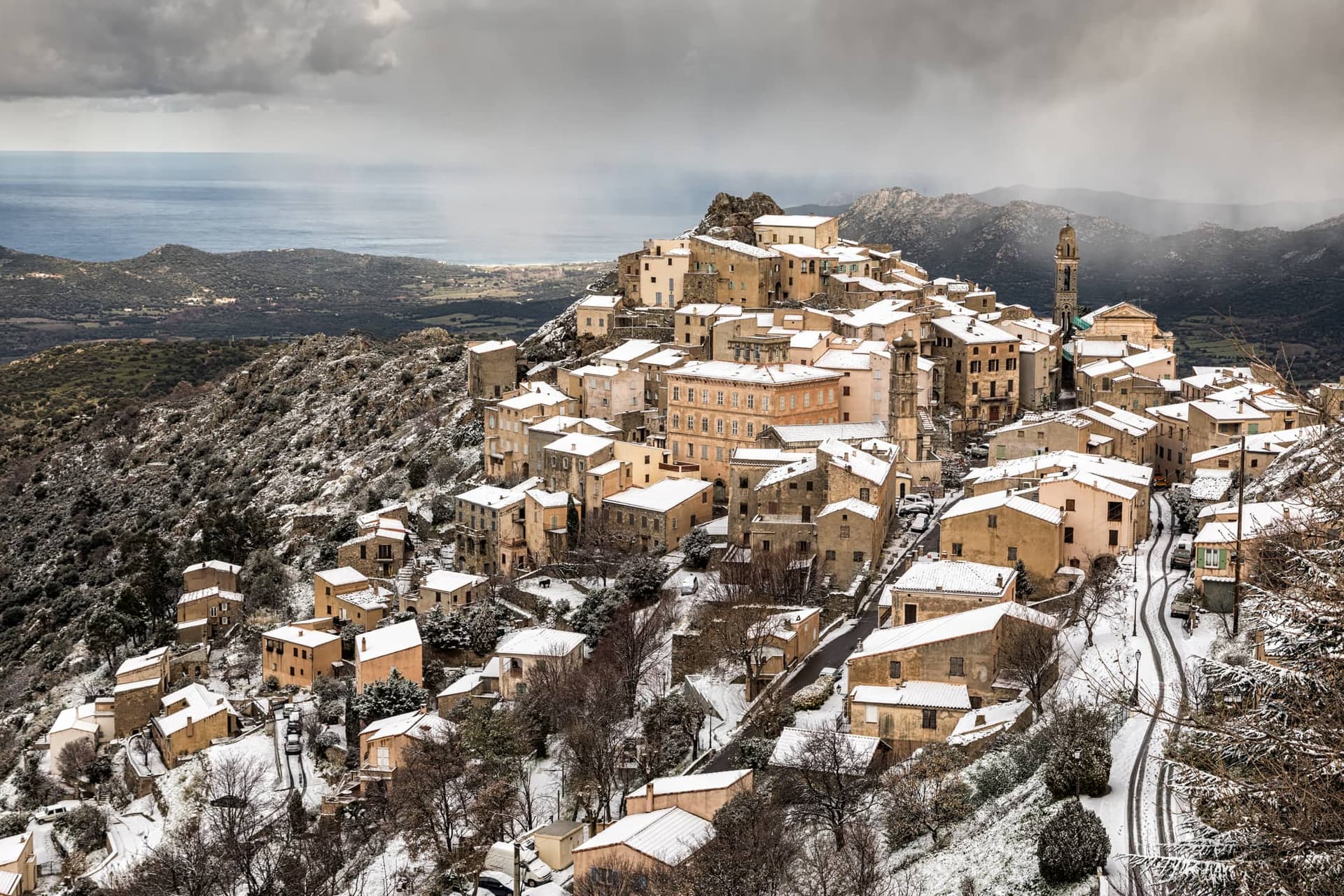 Un village ancien sous la neige dans les montagnes corses