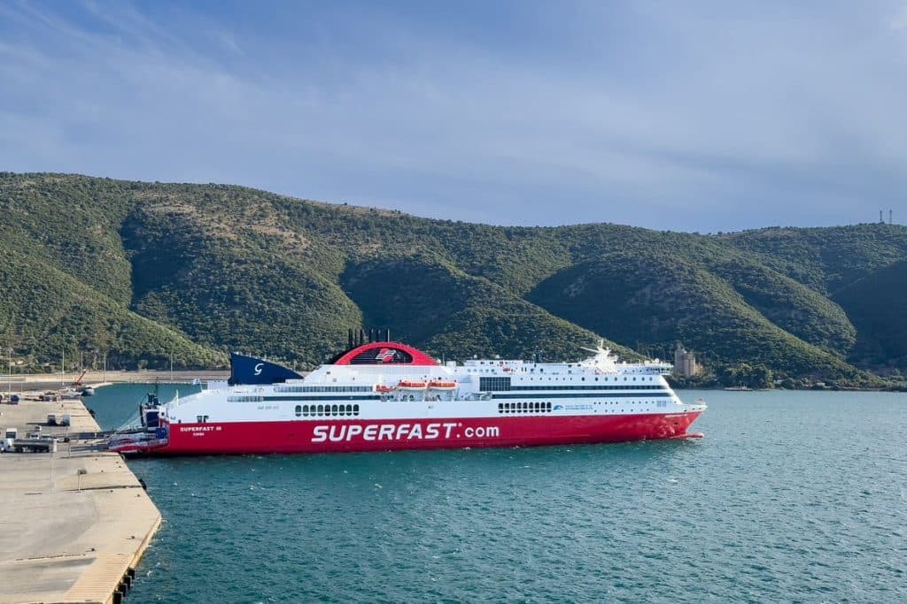 Traghetto Superfast Ferries nel porto di Igoumenitsa in Grecia pronto per la traversata verso l’Italia