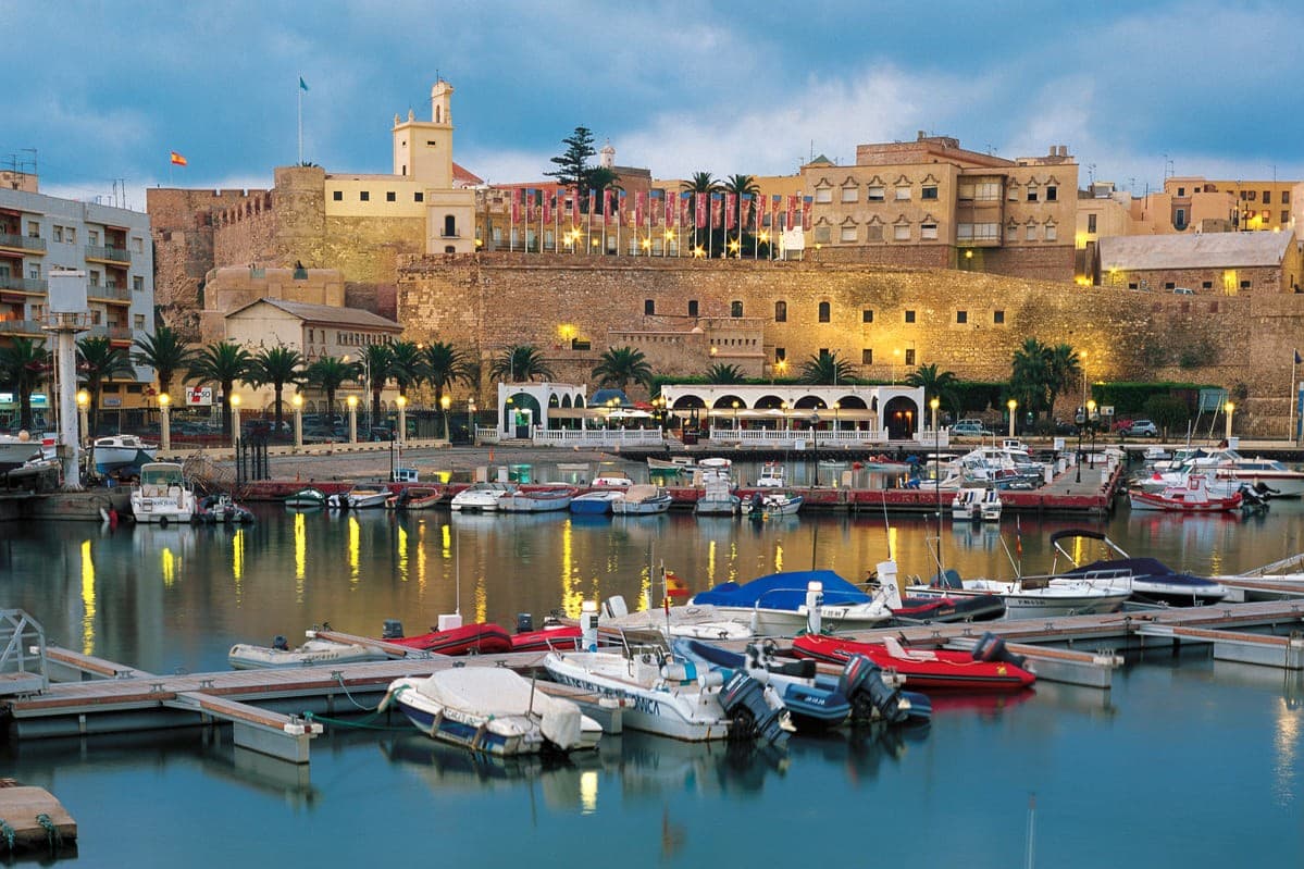 Pogled na usidrene brodice u marini te stari grad u pozadini u španjolskom gradu Melilla u Africi. 