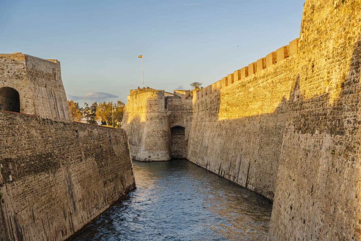 Murallas Reales, gradska utvrda s bedemima iz 962. godine s pogledom na luku i more u španjolskom gradu Ceuti u Africi.