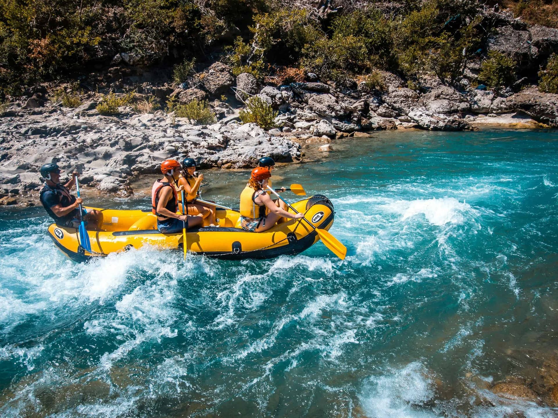 Groupe d'amis faisant du canyoning