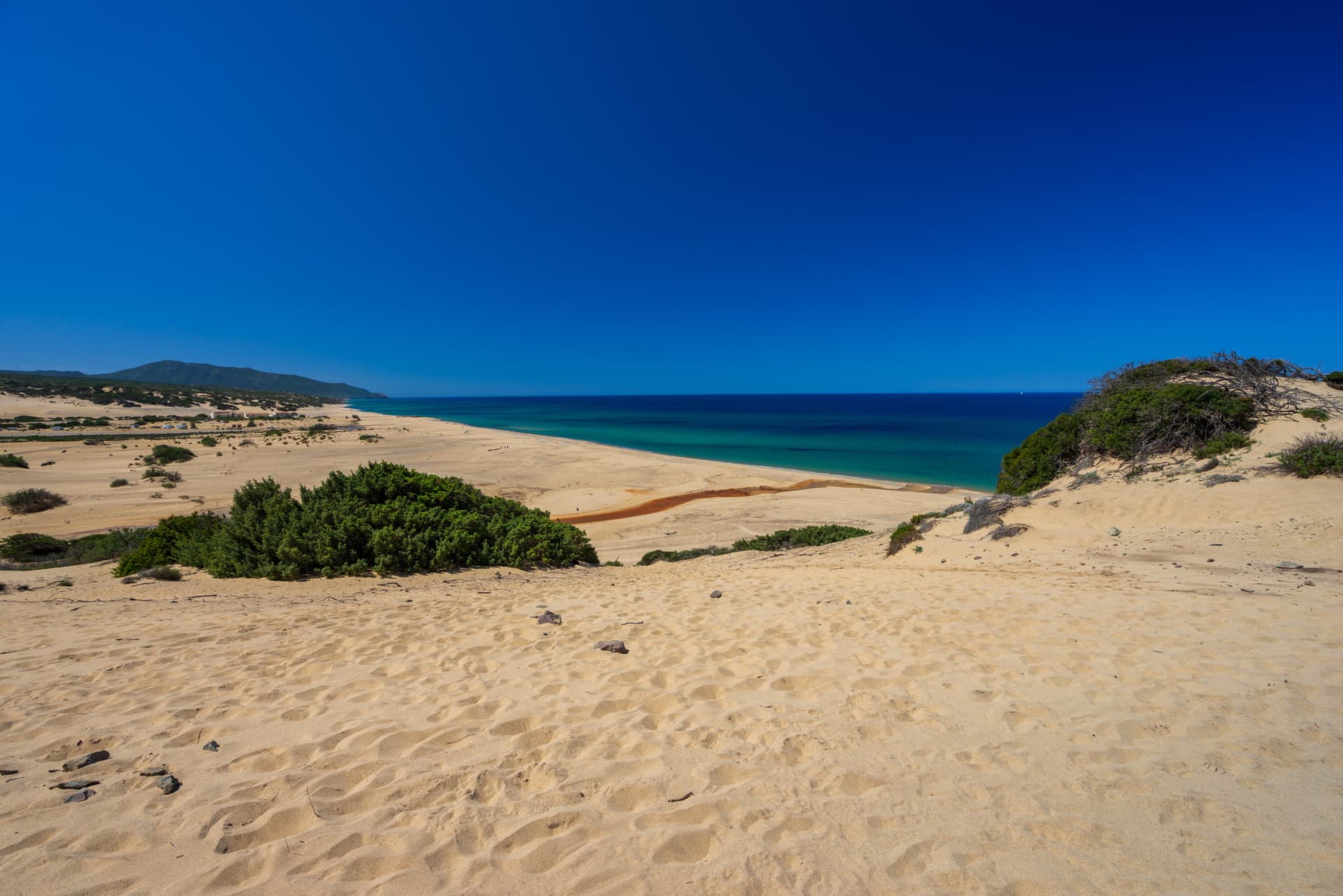 Une grande dune de sable devant une mer bleu azur