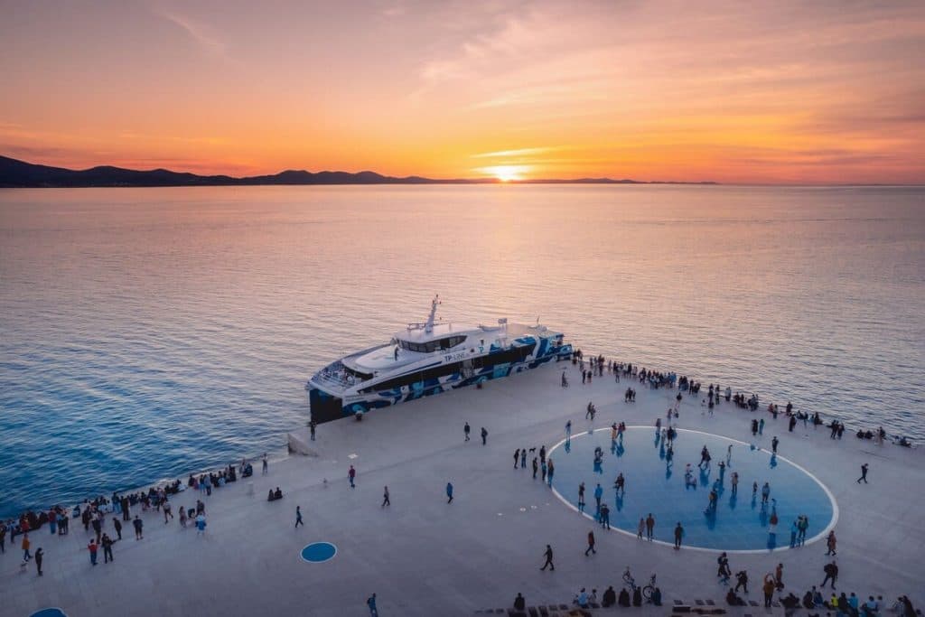 Katamaran Kalelarga usidren pokraj 