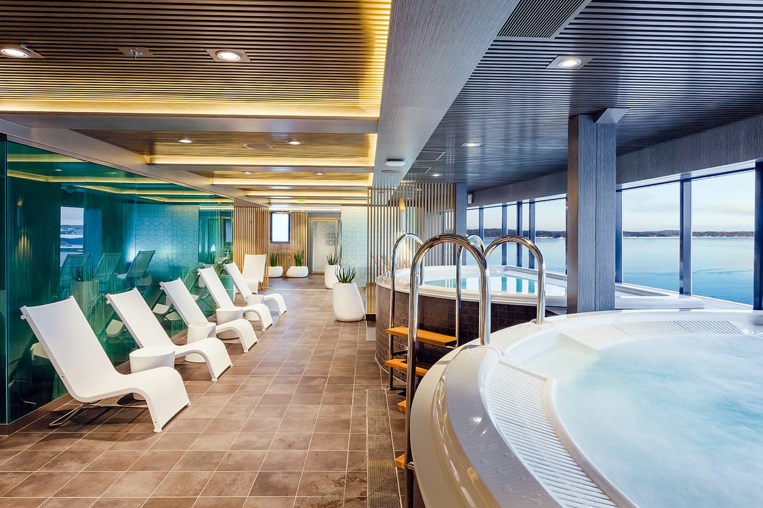 Spa i wellness s bijelim ležaljkama i jacuzzijima na brodu Viking XPRS kompanije Viking Line.