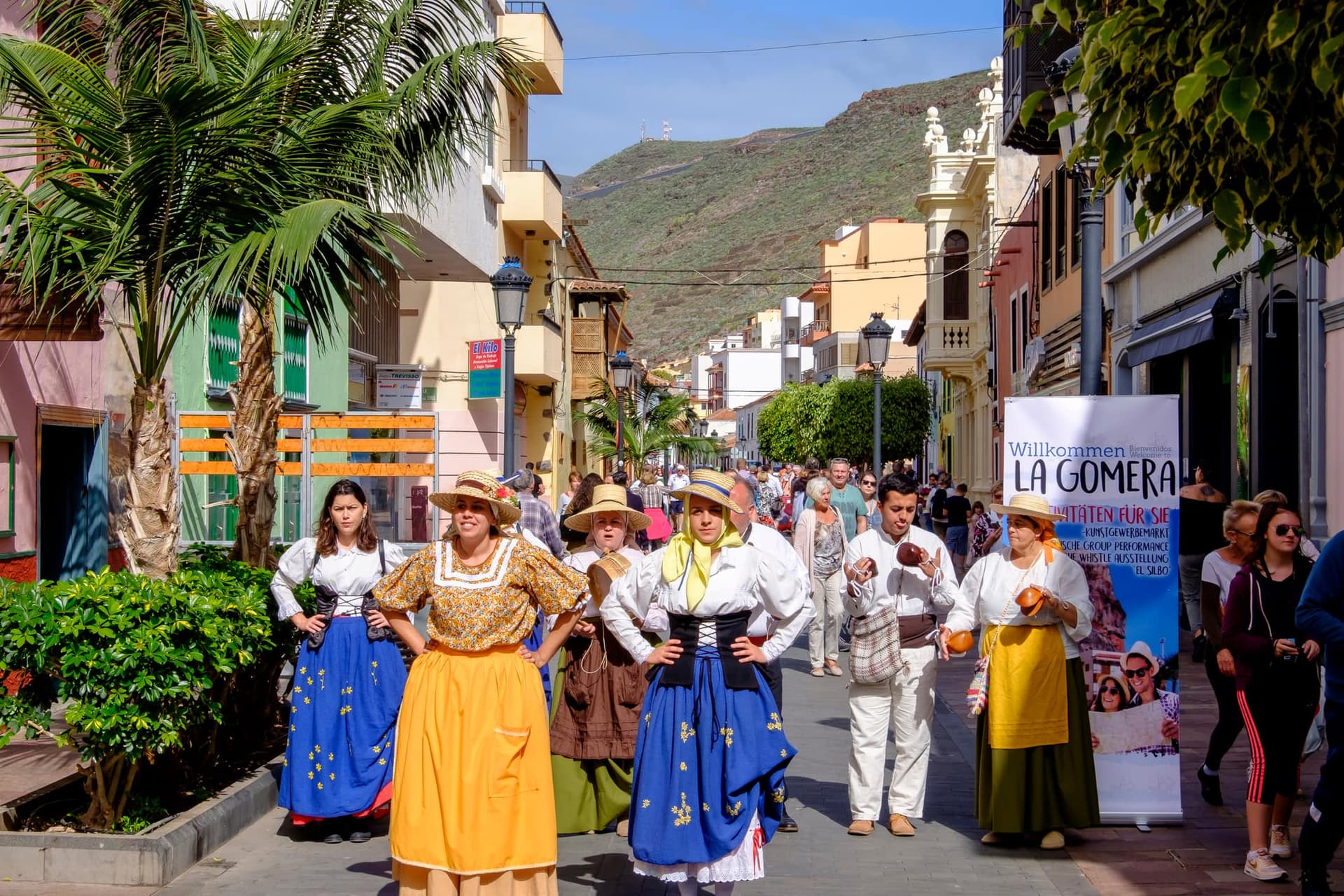 Un groupe folklorique dans les rues de San Sebastián de la Gomera pour le carnaval.