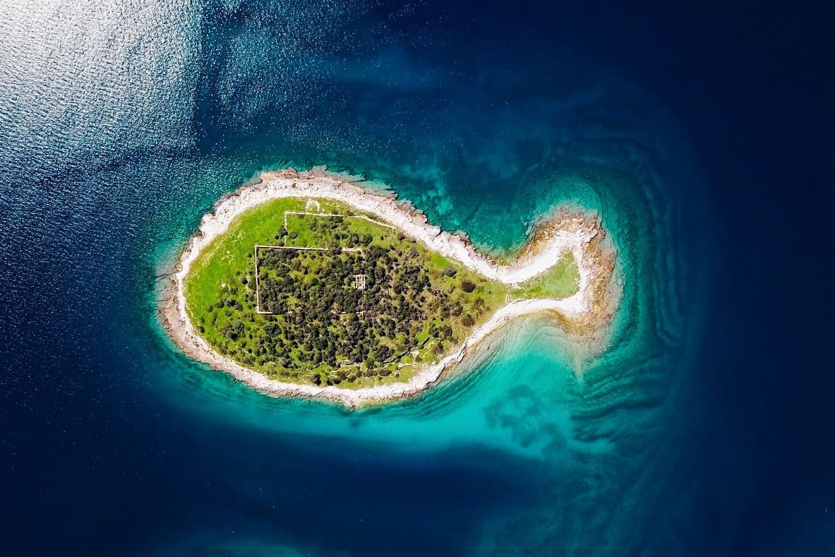 Otok Gaž u obliku ribe okružen tirkiznim morem u Nacionalnom parku Brijuni, Hrvatska.