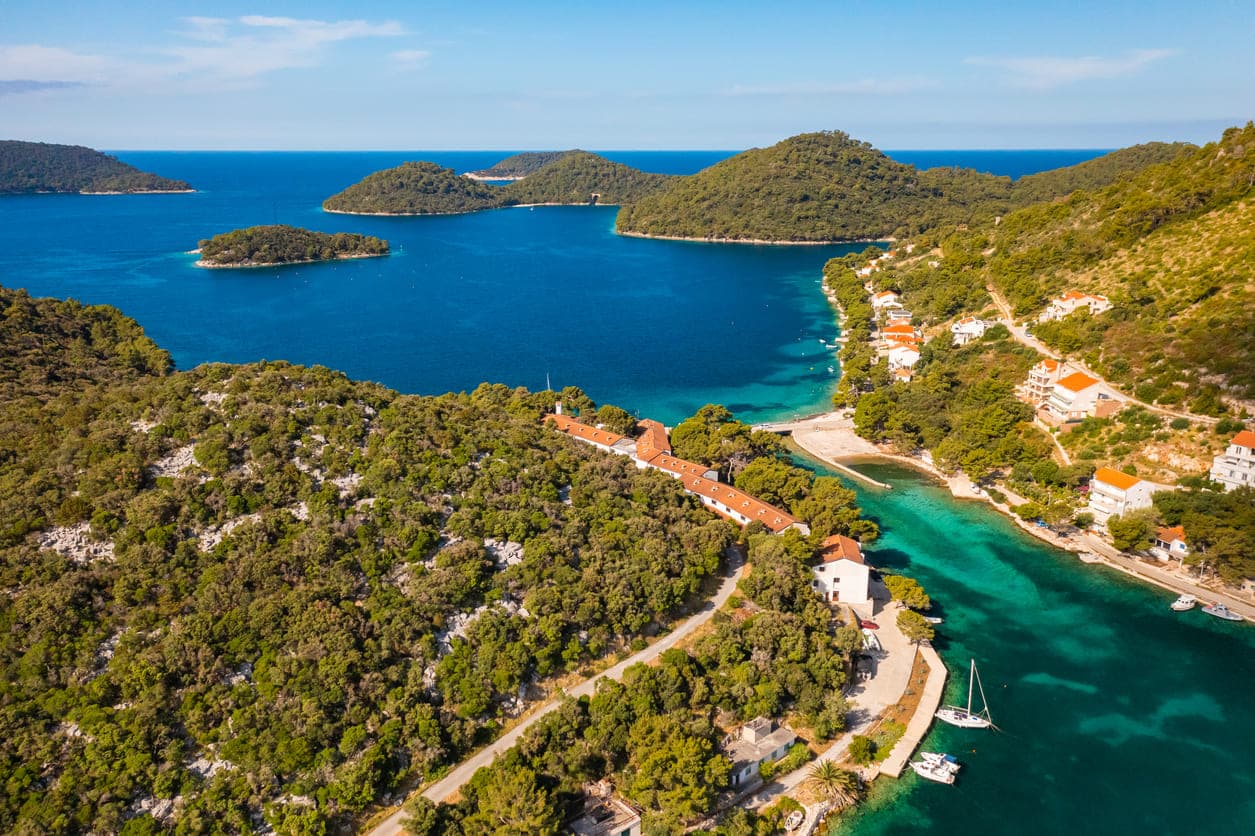 Pogled iz zraka na zelene otoke Parka prirode Lastovsko otočje.