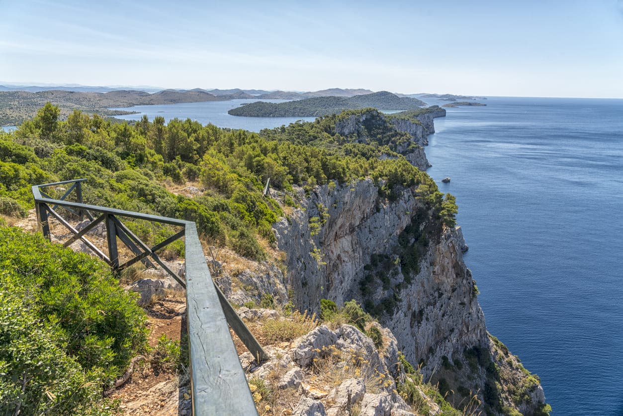 Pogled na litice iz Parka prirode Telašćica na Dugom otoku.