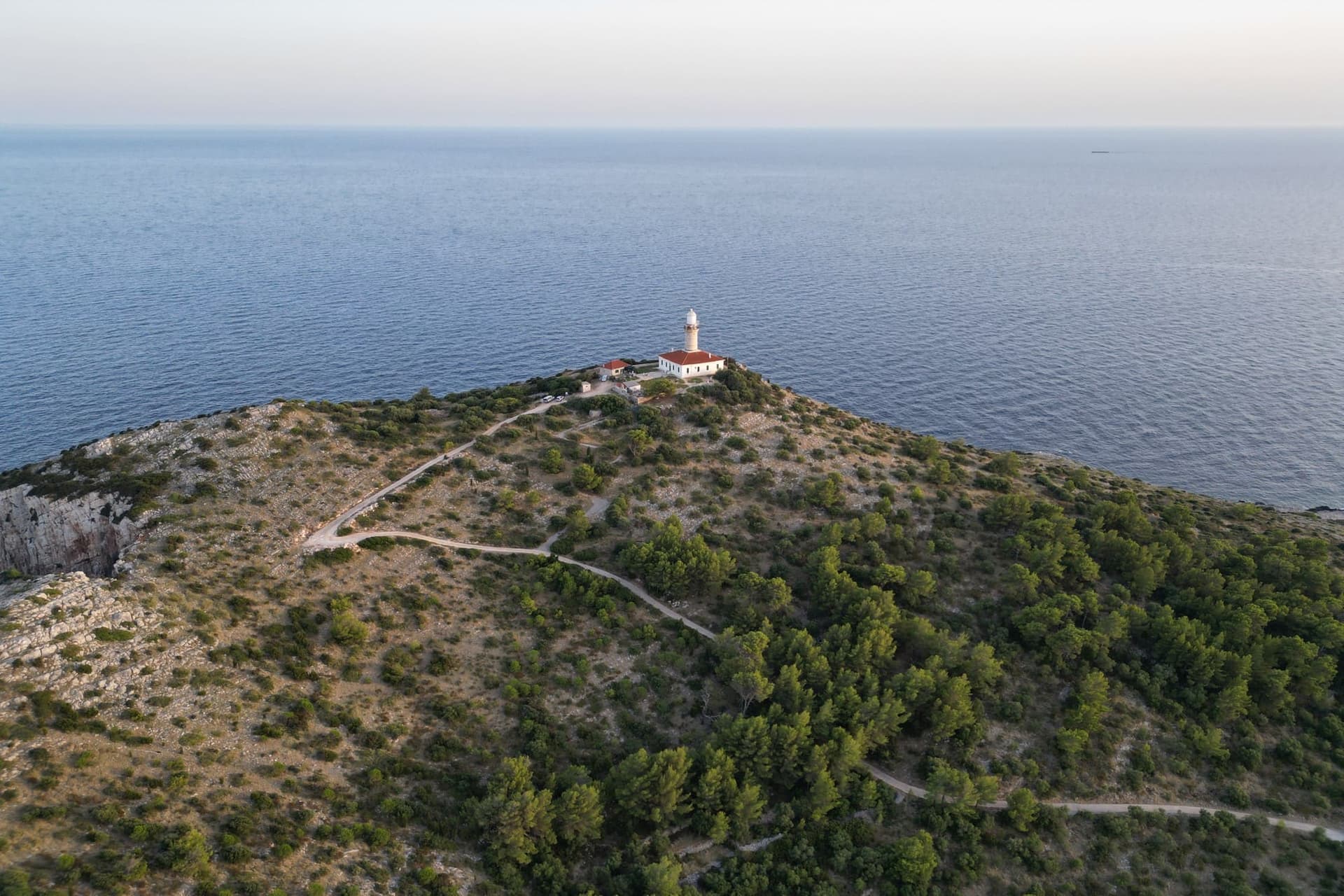 Svjetionik Struga u Parku prirode Lastovsko otočje na rubu litice fotografiran iz zraka. 